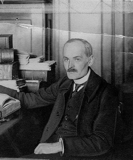Franciszek Jaworski w pracowni archiwalnej
